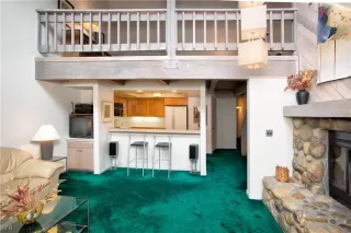 Photo #5: 1004918 Listing