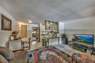 Photo #4: 1004923 Listing