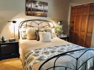 Photo #6: 1004924 Listing