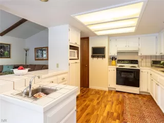 Photo #6: 1005959 Listing