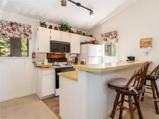 Photo #6: 1006302 Listing