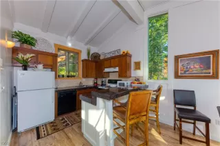 Photo #4: 1006308 Listing