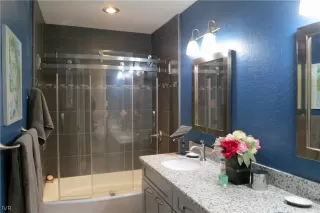 Photo #6: 1006497 Listing