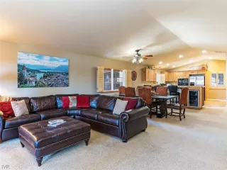 Photo #4: 1006547 Listing