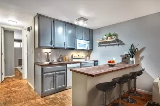 Photo #2: 1006557 Listing