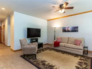 Photo #6: 1006809 Listing