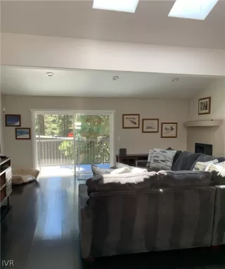 Photo #4: 1006927 Listing