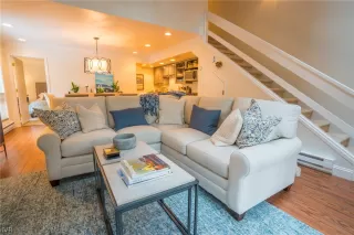 Photo #4: 1006947 Listing