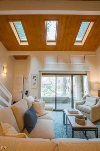 Photo #5: 1006947 Listing