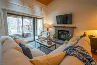 Photo #6: 1006947 Listing