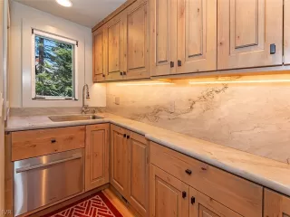 Photo #6: 1006953 Listing