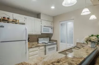 Photo #6: 1007990 Listing