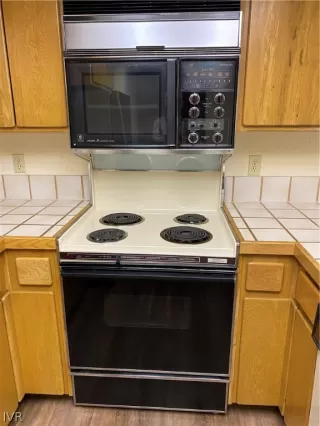 Photo #5: 1008043 Listing 