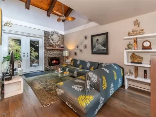 Photo #5: 1008172 Listing