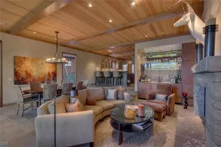 Photo #5: 1008184 Listing