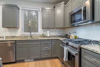 Photo #5: 1008246 Listing