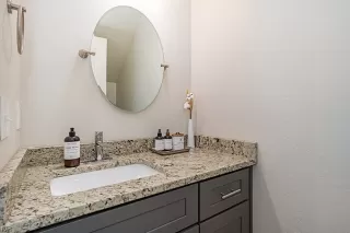 Photo #6: 1008246 Listing