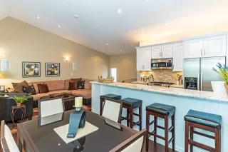 Photo #5: 1008247 Listing