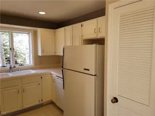 Photo #6: 1008255 Listing