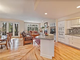 Photo #2: 1008267 Listing