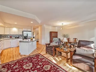 Photo #5: 1008267 Listing