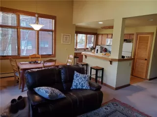 Photo #6: 1008288 Listing