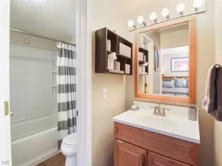 Photo #5: 1008382 Listing