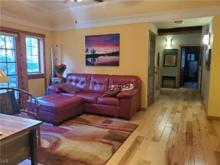 Photo #3: 1008398 Listing