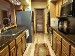 Photo #6: 1008398 Listing