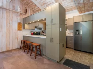 Photo #5: 1008419 Listing