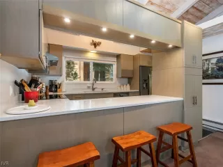 Photo #6: 1008419 Listing