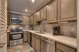 Photo #6: 1008431 Listing