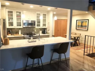 Photo #5: 1008458 Listing 