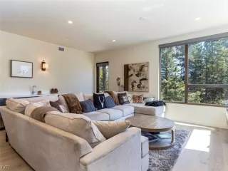 Photo #5: 1008482 Listing