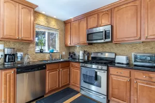 Photo #5: 1008493 Listing