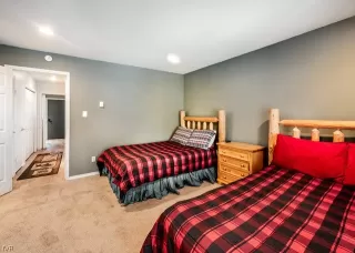 Photo #6: 1008494 Listing