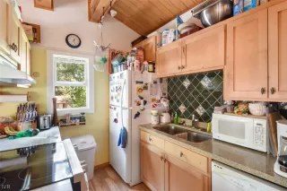 Photo #5: 1008522 Listing