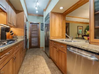 Photo #5: 1008617 Listing