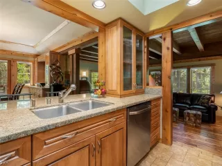 Photo #6: 1008617 Listing