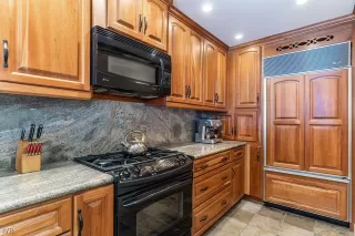 Photo #6: 1009640 Listing