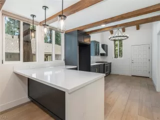 Photo #2: 1009657 Listing