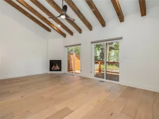 Photo #4: 1009657 Listing