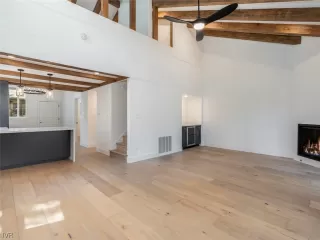 Photo #6: 1009657 Listing