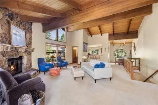 Photo #4: 1009687 Listing