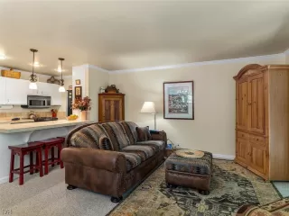 Photo #4: 1009689 Listing