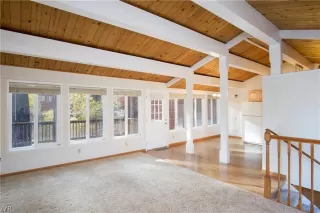 Photo #2: 1009702 Listing