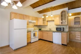 Photo #3: 1009702 Listing