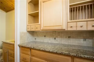 Photo #6: 1009702 Listing