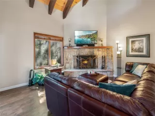 Photo #2: 1009741 Listing