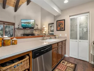 Photo #5: 1009741 Listing